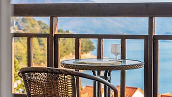 Geoje Kkachi and Santorini Pension