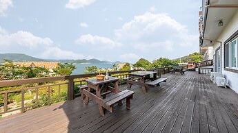 Geoje Kkachi and Santorini Pension