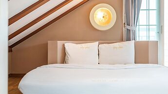 Geoje Kkachi and Santorini Pension