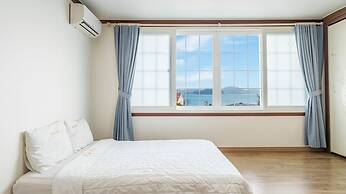 Geoje Kkachi and Santorini Pension