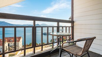 Geoje Kkachi and Santorini Pension