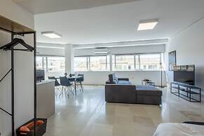 Spacious Urban Retreat Central 2-bedroom Haven for 8