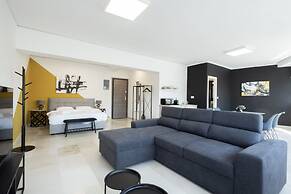 Spacious Urban Retreat Central 2-bedroom Haven for 8