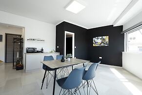 Spacious Urban Retreat Central 2-bedroom Haven for 8