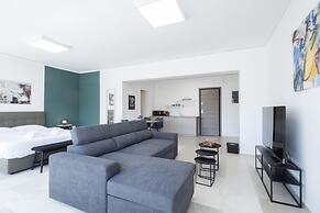 Spacious Urban Retreat Central 2-bedroom Haven for 8