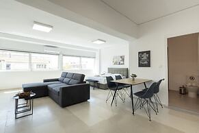 Spacious Urban Retreat Central 2-bedroom Haven for 8