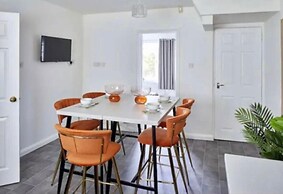 Cosy 3Br House With Fireplace & Private Garden