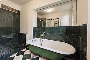 Regina House by MMega