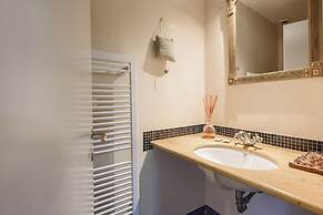 Regina House by MMega