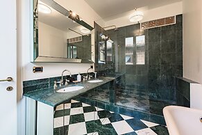 Regina House by MMega