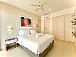 w Impeccable 2BR w Charming Balcony in CTG