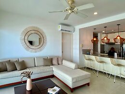 w Impeccable 2BR w Charming Balcony in CTG