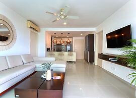 w Impeccable 2BR w Charming Balcony in CTG