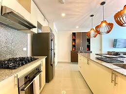 w Impeccable 2BR w Charming Balcony in CTG