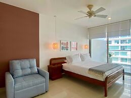 w Impeccable 2BR w Charming Balcony in CTG