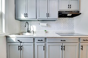 Walk to Roger Williams Park: Apt in Providence!