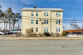 Walk to Roger Williams Park: Apt in Providence!