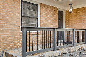 2 Mi to Midtown: Chic Apartment in Atlanta!