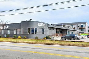 Balconies: Walkable Southside Chattanooga Condo!