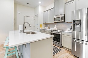 Balconies: Walkable Southside Chattanooga Condo!