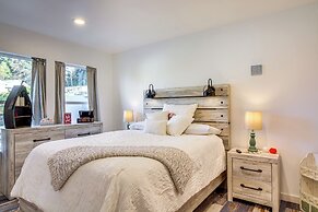 < 1 Mi to Ocean: Hot Tub Haven in Gold Beach