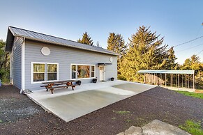 < 1 Mi to Ocean: Hot Tub Haven in Gold Beach