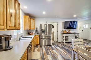 < 1 Mi to Ocean: Hot Tub Haven in Gold Beach