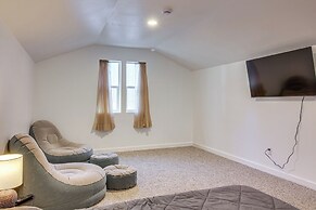 < 1 Mi to Ocean: Hot Tub Haven in Gold Beach