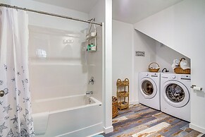 < 1 Mi to Ocean: Hot Tub Haven in Gold Beach