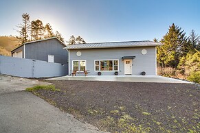 < 1 Mi to Ocean: Hot Tub Haven in Gold Beach