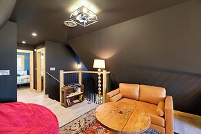 Wytheville A-frame Cabin w/ Wraparound Deck