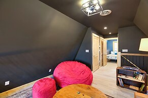 Wytheville A-frame Cabin w/ Wraparound Deck