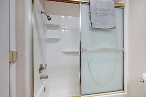 2 Mi to Beaches: Condo w/ Patio in Port Hueneme!