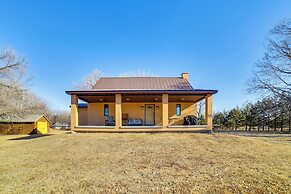 Covered Porch & Grill: 1-acre Property in Bristow!