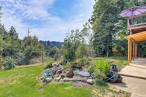 4 Mi to Sandy River Access: Studio w/ Mtn Views!