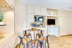 Shop, Golf & Hike: Modern Scottsdale Studio!