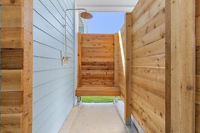 211 Blue Palm: Spacious 5-Bedroom Pool Home, Steps from Beach! 5 Home