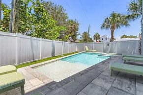 211 Blue Palm: Spacious 5-Bedroom Pool Home, Steps from Beach! 5 Home