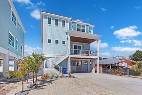 211 Blue Palm: Spacious 5-Bedroom Pool Home, Steps from Beach! 5 Home