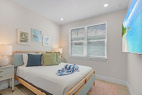 211 Blue Palm: Spacious 5-Bedroom Pool Home, Steps from Beach! 5 Home
