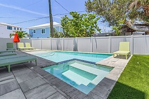 211 Blue Palm: Spacious 5-Bedroom Pool Home, Steps from Beach! 5 Home