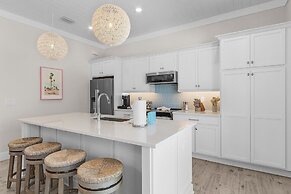 211 Blue Palm: Spacious 5-Bedroom Pool Home, Steps from Beach! 5 Home