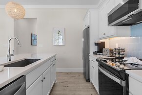 211 Blue Palm: Spacious 5-Bedroom Pool Home, Steps from Beach! 5 Home