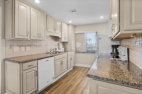 Bay Village 126: Charming Beachfront 2br/2ba Condo W/ Balcony 2 Bedroo