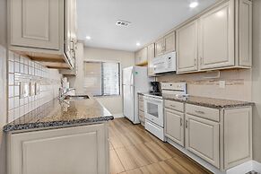 Bay Village 126: Charming Beachfront 2br/2ba Condo W/ Balcony 2 Bedroo