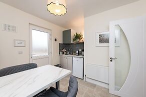 2br-sleeps4-parking-nearcork-6mintoairport