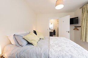 2br-sleeps4-parking-nearcork-6mintoairport