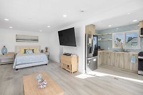 Walk to the Sand! Ocean Views, Balcony & Parking Sunset Surf