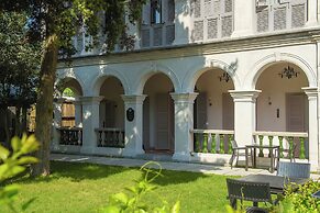 White House Monet Garden Coffee