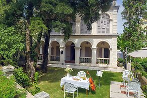 White House Monet Garden Coffee